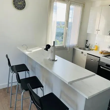 Apartment 8n Group Near Paris *